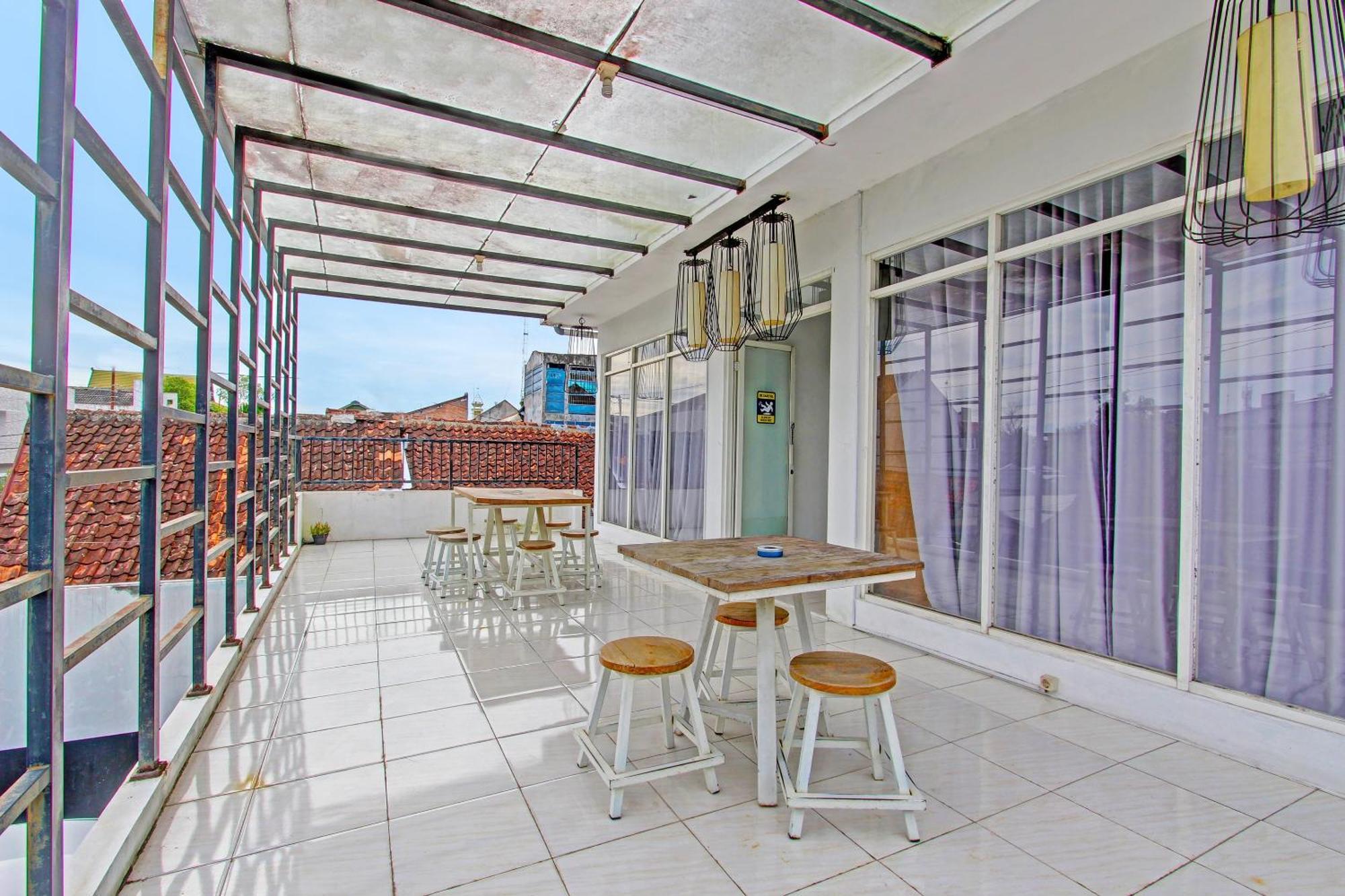Oyo 91952 Oase Hostel Джокякарта Екстериор снимка